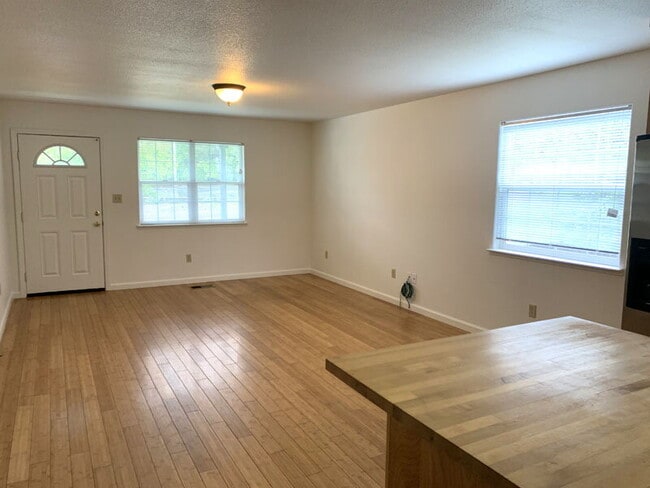 Building Photo - Spacious townhome within walking distance ...