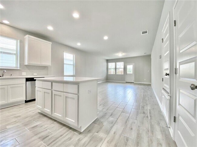 Building Photo - 2420 Pecan Island Dr