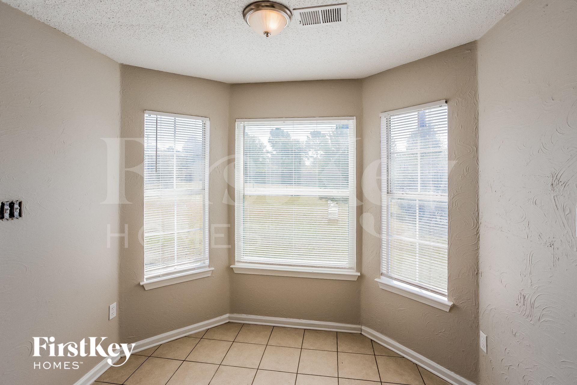 Building Photo - 4668 Amanda Oaks Cir S