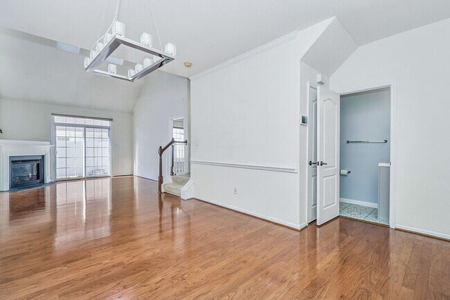 Building Photo - 985 Lambourne Ln