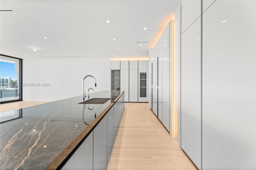 Building Photo - 5 Grove Isle Dr