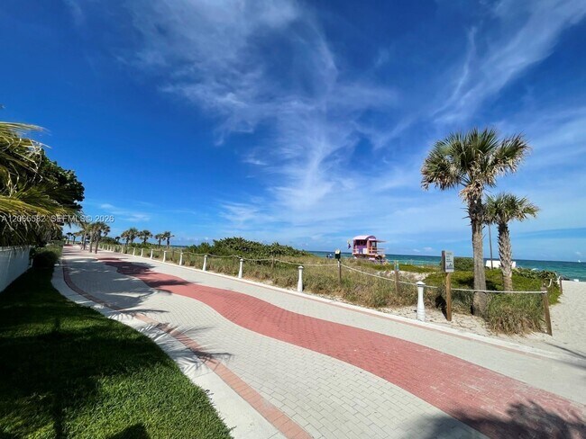 Building Photo - 5001 Collins Ave