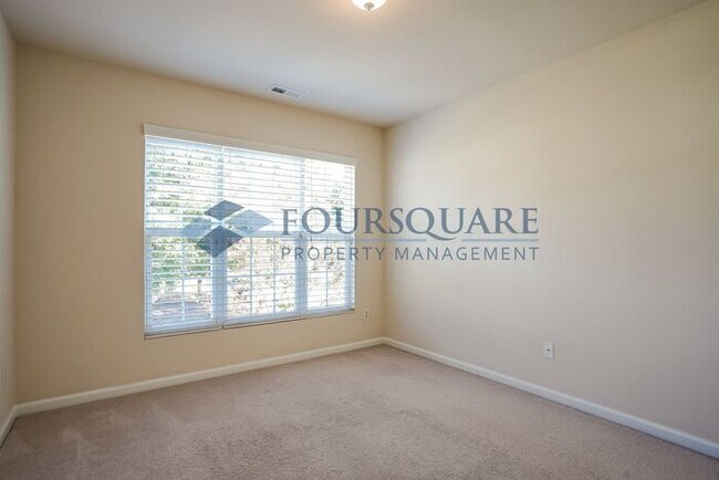 Building Photo - Townhome! | Back Patio with Privacy Fence|...
