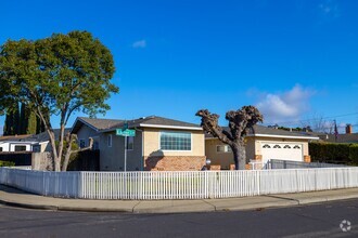 Building Photo - Lovely Remodeled Home in Sunset West Liver...