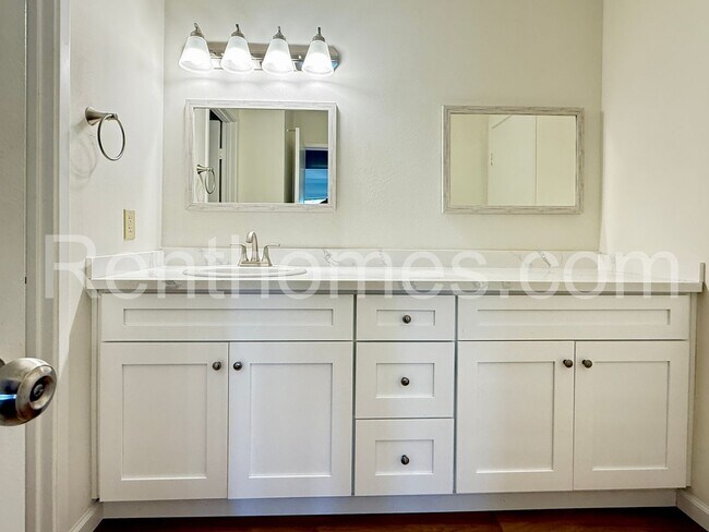 Building Photo - 9628-32 Caminito Del Feliz, Spacious Townhome in Great Community Close to UCSD!