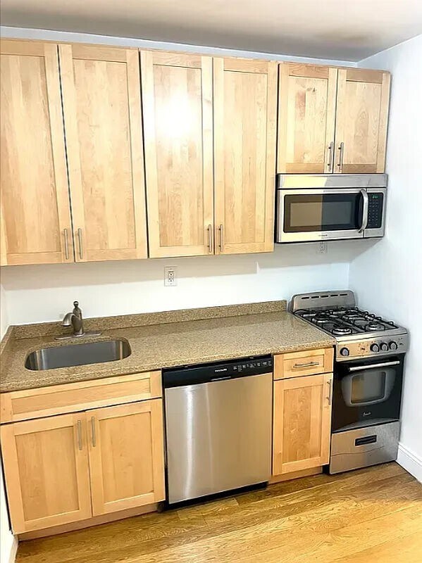 Primary Photo - 858 10th Ave