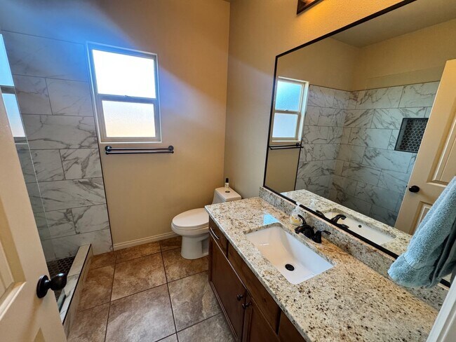 Building Photo - Short Term Fully Furnished Rental! Available May 1st - October 31st!