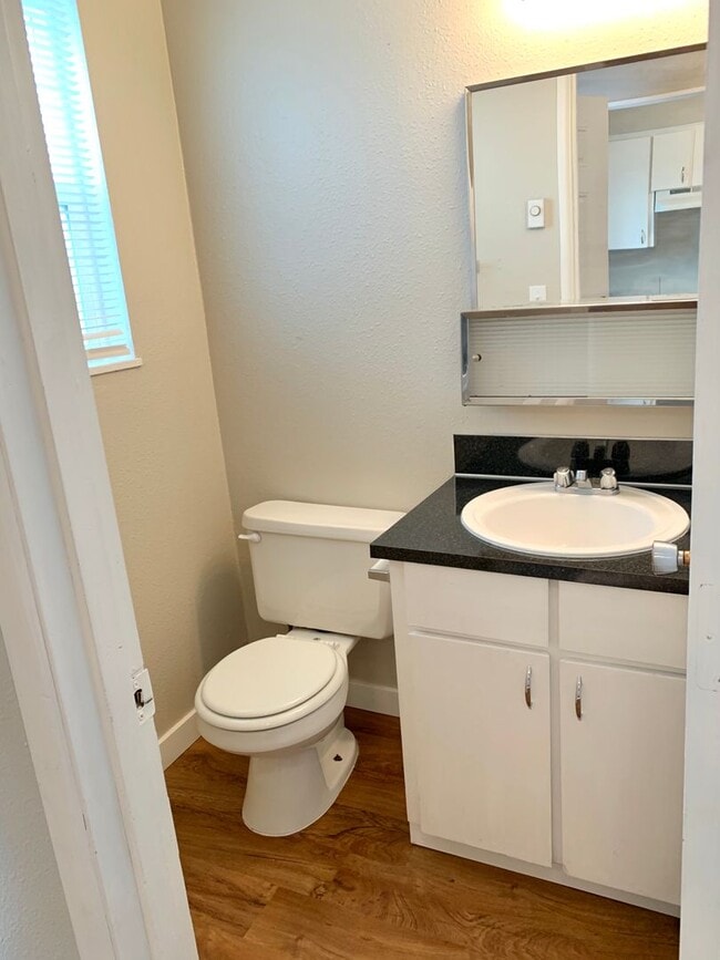 Building Photo - 2 Bedroom Town House!