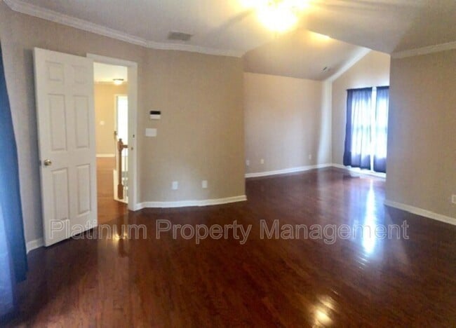 Building Photo - 3335 Woodside Ct