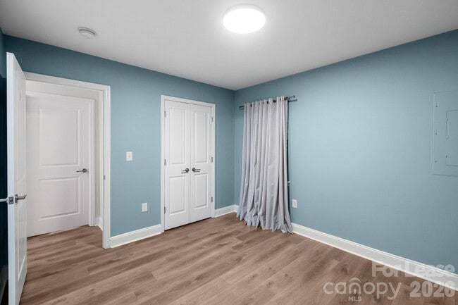 Building Photo - 812 E 18th St