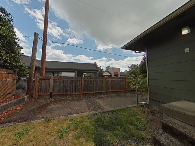 Building Photo - Apartment ~ Close to Campus ~ Cat Friendly