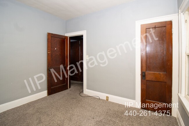 Building Photo - Charming Down Unit in Garfield Heights – A...