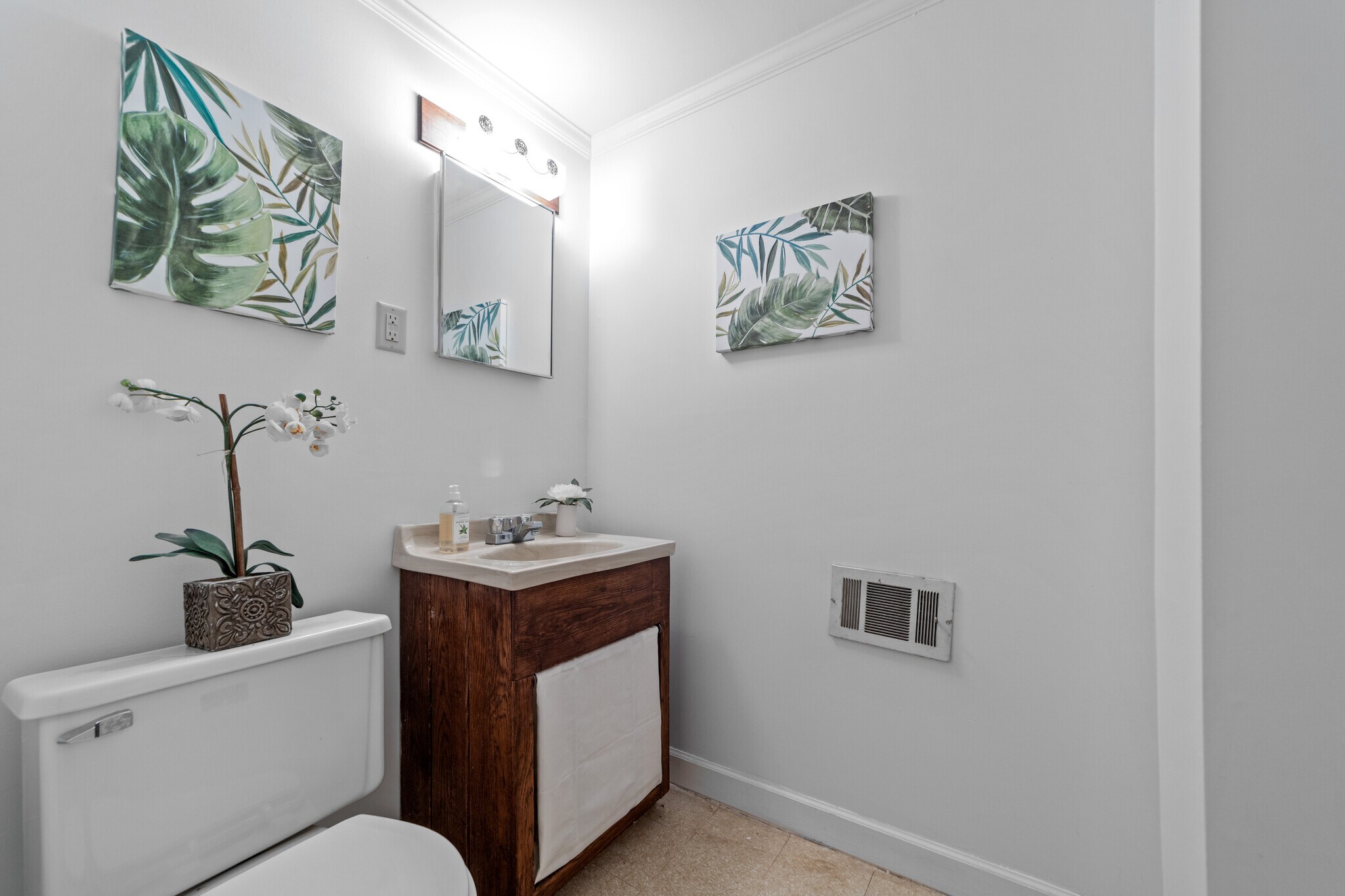 Downstairs Half-Bath - 2117 N Lakeshore Dr
