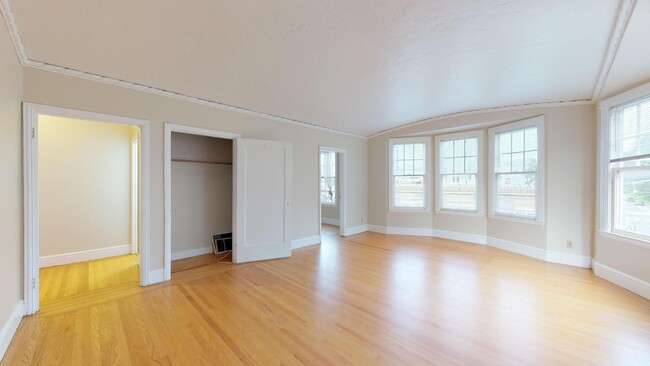 Building Photo - 895 31st Ave