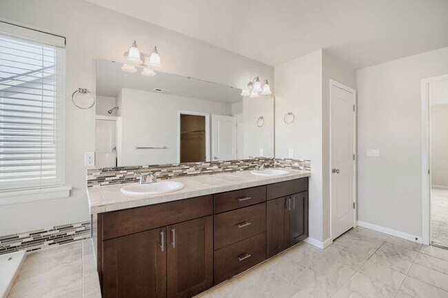 Building Photo - Amazing 4bed/2.5bath with Den in Kent, WA!