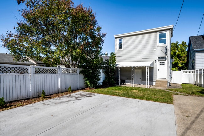 Building Photo - 422 Thornton St