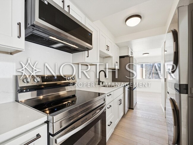 Building Photo - Remodeled Condo in the Heart of Old Town Lake Oswego