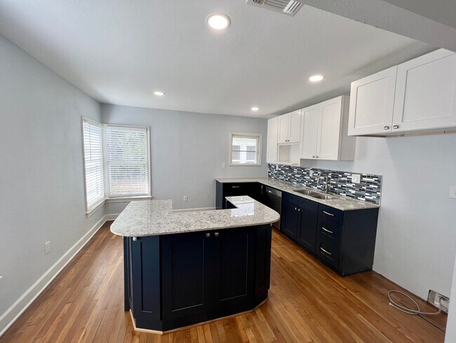 Building Photo - 819 San Antonio Ave