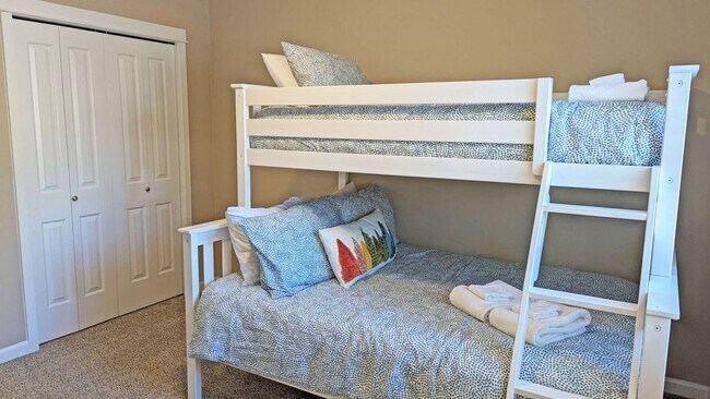 Building Photo - Beautiful Home with Modern Comforts