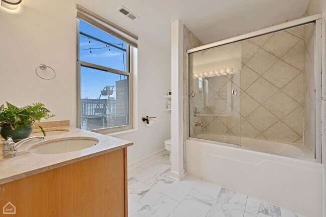 Building Photo - 6 S Laflin St