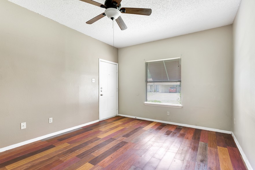 Living area - Lynridge Apartments