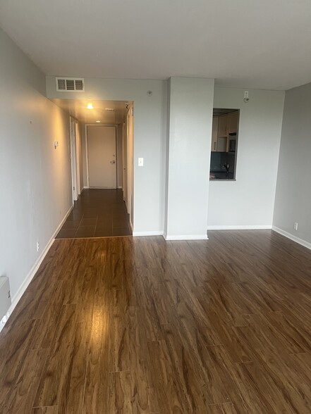 Building Photo - 400 E Colonial Dr