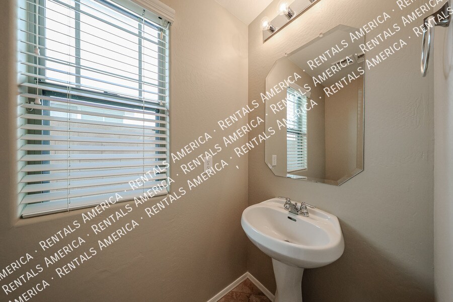 Building Photo - 2472 E Boston St