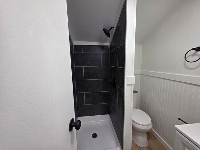 Building Photo - updated 4 bedroom 2.5 Bathroom house for rent