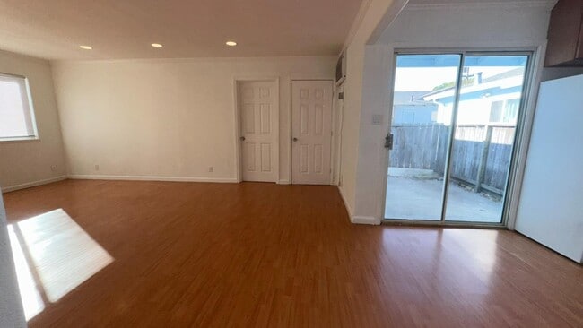 Building Photo - 524 Sanders Ave