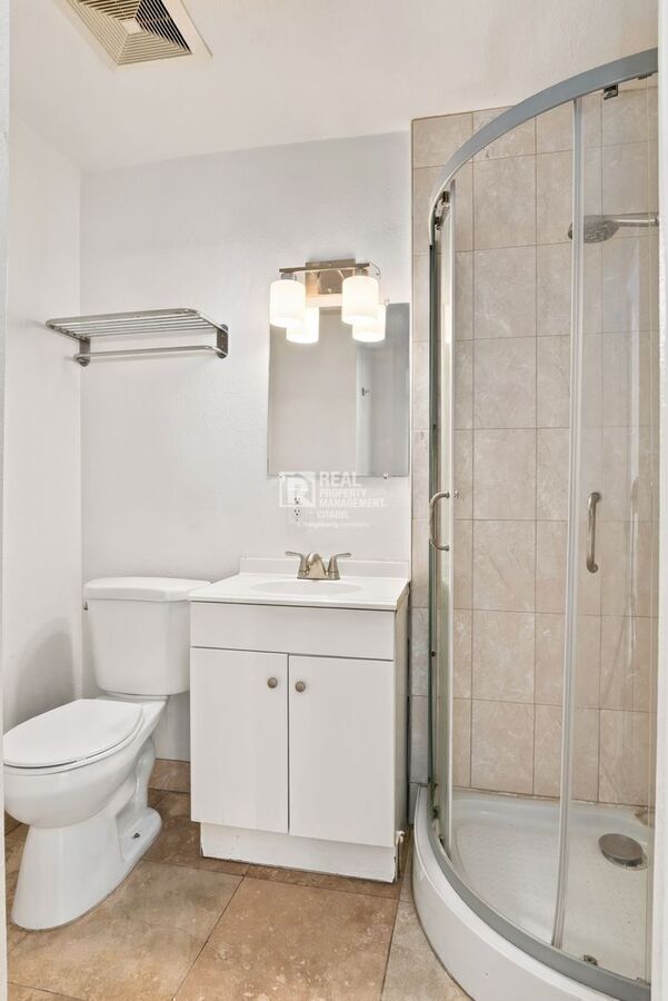 Building Photo - 3009 Canyon Crest Dr