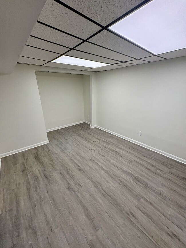 Building Photo - Charming & Cozy Ranch with Spacious Backya...
