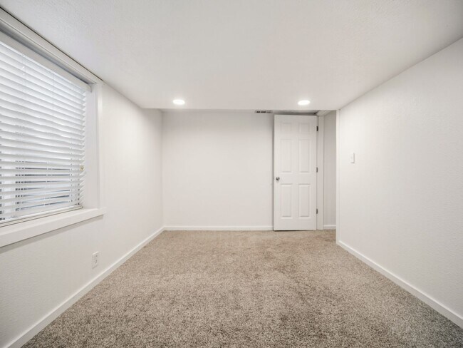Building Photo - 6011 N Braeburn Dr