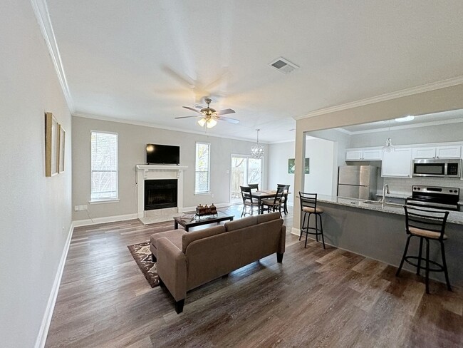 Building Photo - 4 Bedroom Furnished or UnFurnished rental