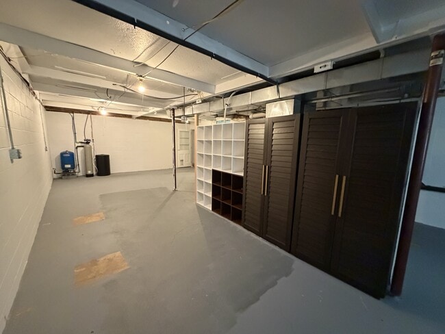 Building Photo - 1600 OH-60