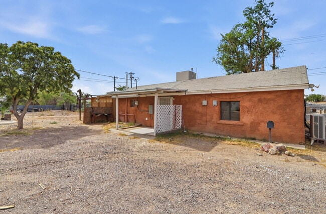 Building Photo - 593 Myra St