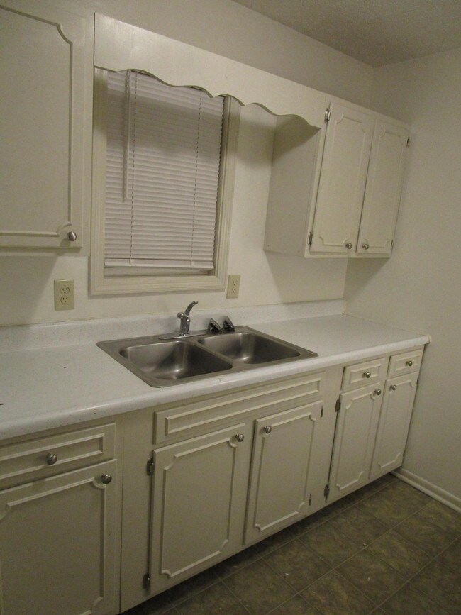 Building Photo - 6180 Circle Dr