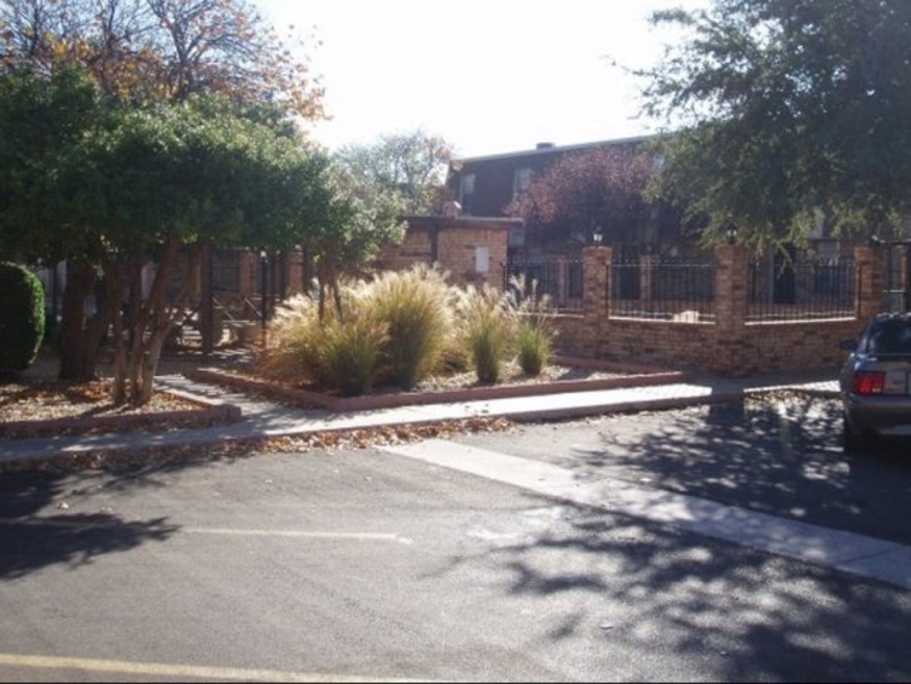 Building Photo - University Square