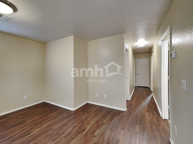 Building Photo - 1587 E Anastasia St