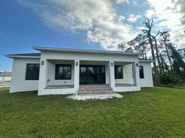 Building Photo - 15561 Aldama Cir