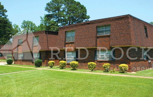 Building Photo - Chateaux Holly Hills Apartments - Columbus, AL