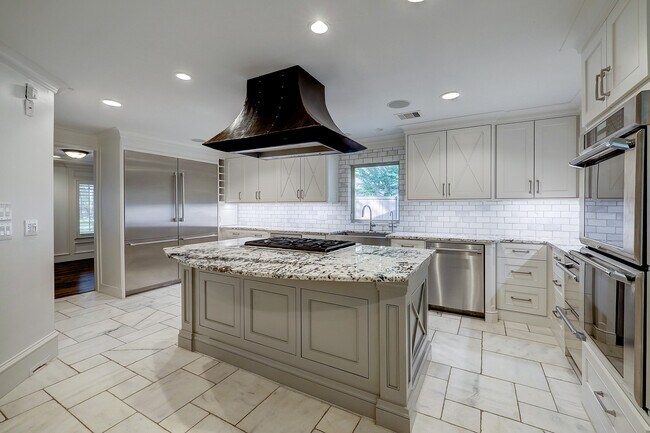 Building Photo - 14123 Carolcrest Cir