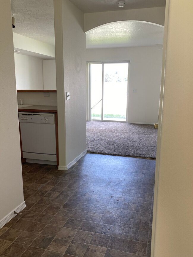 Building Photo - Hidden Gardens Townhome