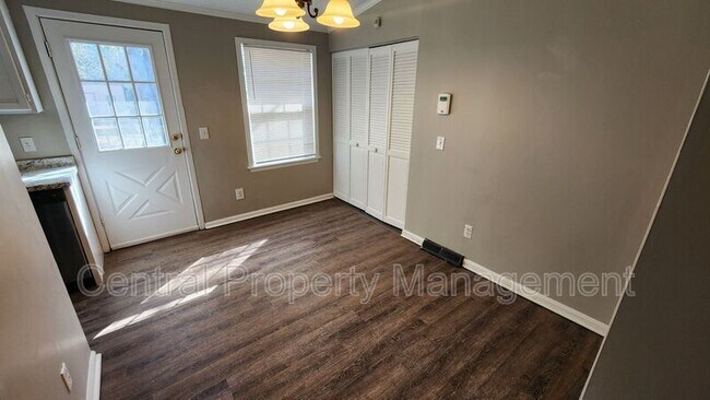 Building Photo - 300 Florence Dr