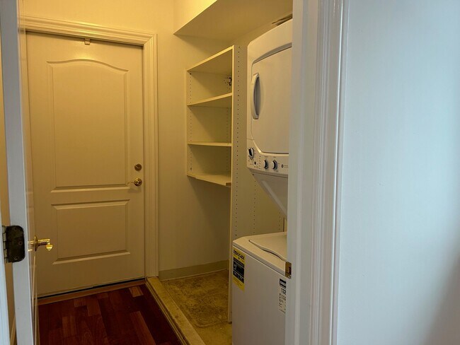 Building Photo - 94 Walnut St