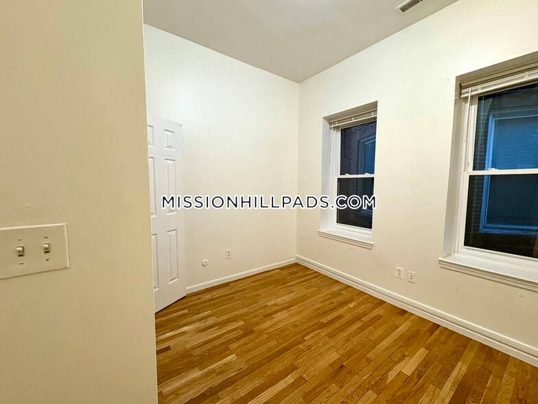 Building Photo - 1460 Tremont St