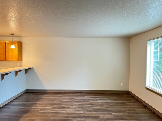 Building Photo - 3Bd/1.5Ba Two Story House - Available to View!