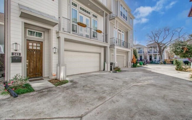 Building Photo - 243 W 27th St