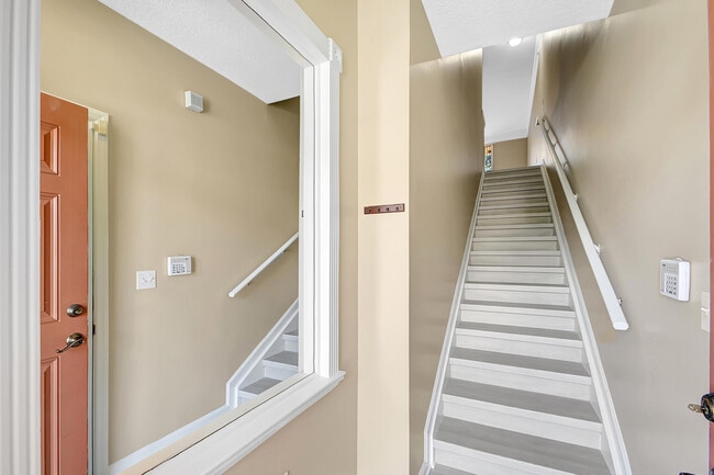 Building Photo - 2030 Alta Meadows Ln