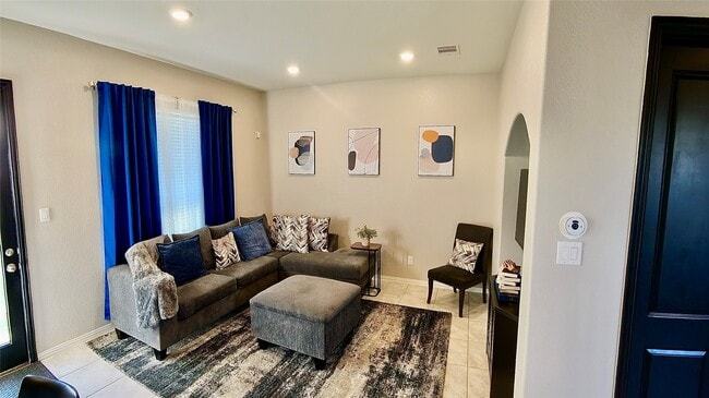 Building Photo - 214 Club Crest Ln