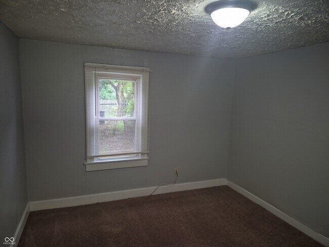 Building Photo - 3338 N Kenwood Ave